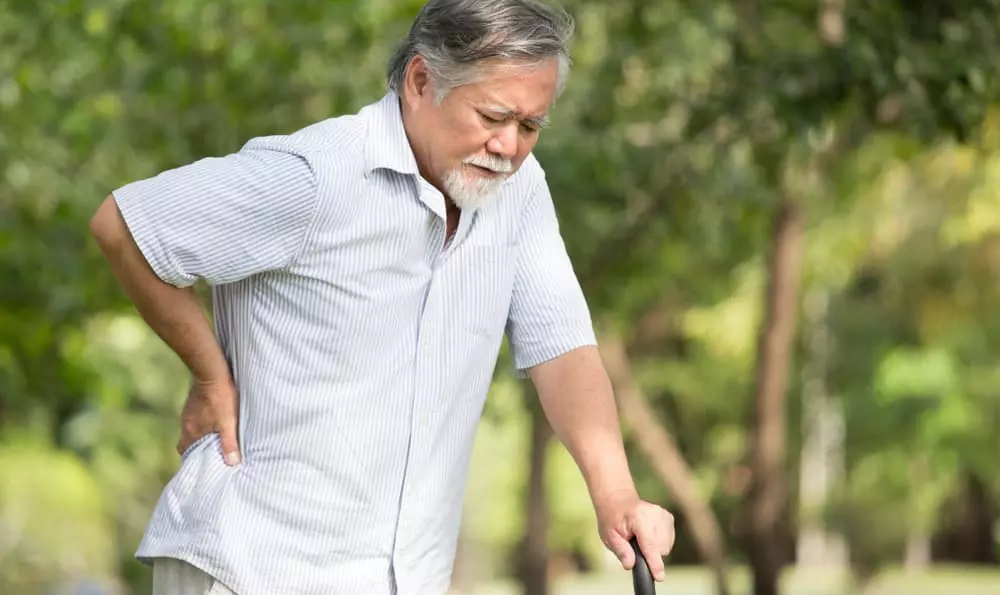 脊柱管狭窄症の男性