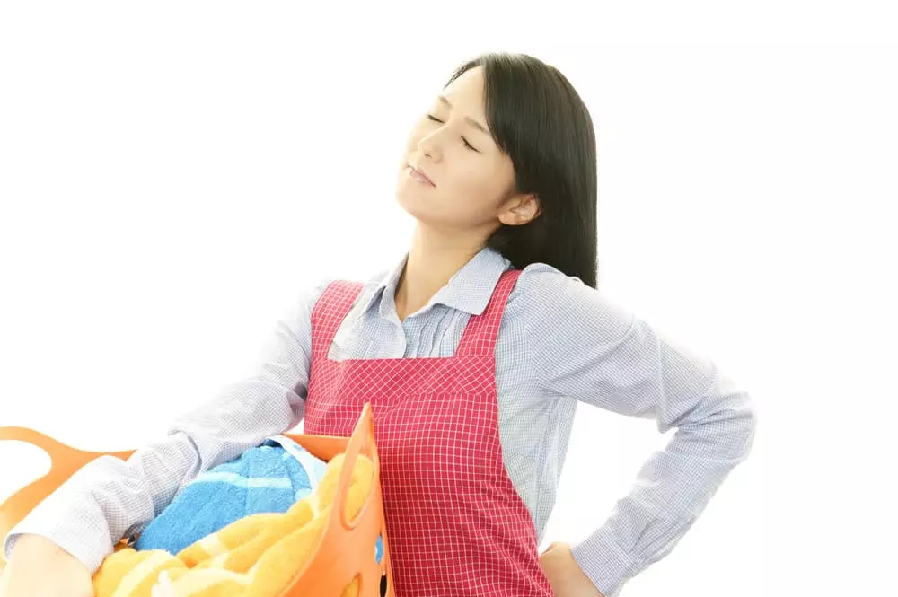 足立区で腰痛に悩む女性