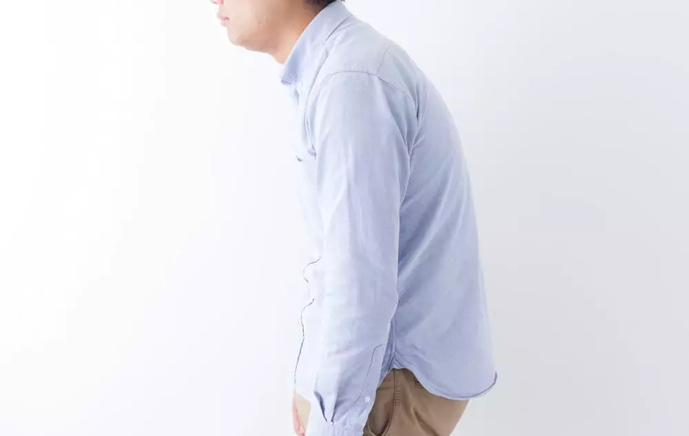 猫背の男性